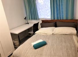 Private Room in a Shared House-Close to City & ANU-2, хотел в Канбера