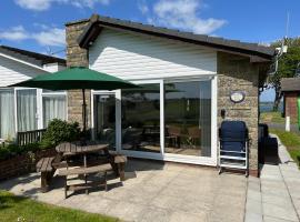 VALLEY VIEW self-catering coastal bungalow in rural West Wight，弗萊斯瓦特的高爾夫飯店