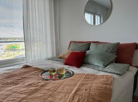 Near center w/ smart-TV, tram stop and gym visit, hotel near Pirkanmaan Golf, Tampere