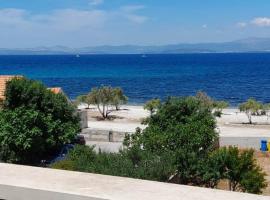 Apartments Zvonimir,place by the sea, hotel em Mirce