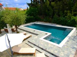Villa Gem, hotel en Mravince