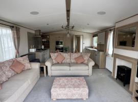 Luxury Hotub Lodge with Lake View at Tattershall Lakes, campsite in Tattershall