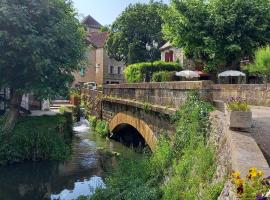 Le logis du bourg, en rdc, calme et agréable, au coeur d'un superbe village bordé par la Dordogne, hotel in Creysse