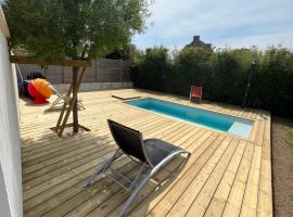 Charmante maison avec piscine, familiehotel i Beaussais sur Mer