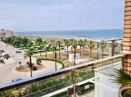 Apartamento a 100 metros de la playa con grande terraza y vistas al mar