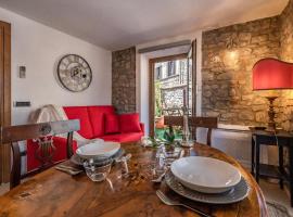 Red apartment with terrace، شقة في Nievole