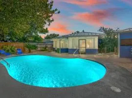 Blue Lagoon with Private Pool, Screened Porches off Suites, 2 Blocks to Beach