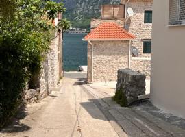 Luka's 3 rooms apartment, vakantiewoning aan het strand in Prčanj