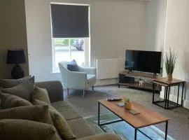 Poplar House-2Bedroom house in town centre with free Parking by ShortStays4U