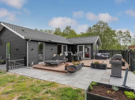 Beautiful home in Aakirkeby with WiFi and 3 Bedrooms, cabaña o casa de campo en Vester Sømarken