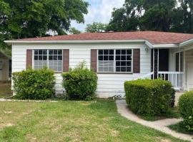 Mid Century Style Cottage Near Historic Downtown、Eustisのホテル