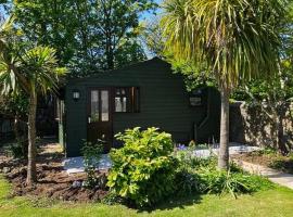 Picturesque Cabin in Cornwall, hotel with parking in Camborne