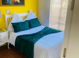 2 Bedroom apartment close to OR Tambo at Tamerlane Complex, hotel na may parking sa Kempton Park