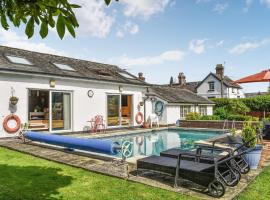 The Pool House, pet-friendly hotel in Hale