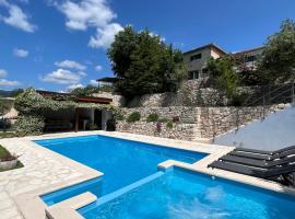 Holiday House Vita - Heated pool, Large massage tub and Sports court – hotel w mieście Klis