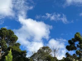 Chalé Pinheiros da Mantiqueira, ξενοδοχείο με πάρκινγκ σε Camanducaia