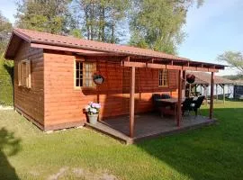 Domek drewniany nad jeziorem