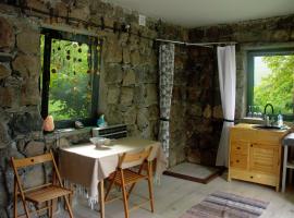 Zove Rural Cottage with garden views, družinam prijazen hotel v mestu Kʼarashamb