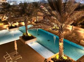 Charming 1-Bed Loft with Serene Pool View, Steps from the Beach, hotel cerca de Louvre Abu Dhabi, Abu Dabi