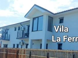 투즐라에 위치한 주차 가능한 호텔 Vila La Fernando