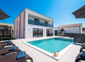 Villa Mina with a private pool in Pula, hytte i Pula