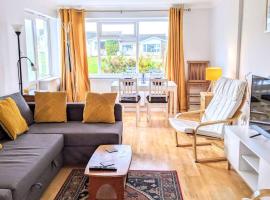 Comfortable bungalow near Widemouth Bay beach, hotel with parking in Poundstock