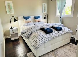 Luxury homestay in Mississauga near square one mall & Pearson Airport, хотел близо до BraeBen Golf Course, Мисисага