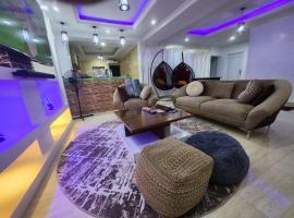 Exquisite and Cozy 3-bedroom Apt with hot-tub, WiFi, DSTV, and Inverter Power Backup，位于Agege的低价酒店