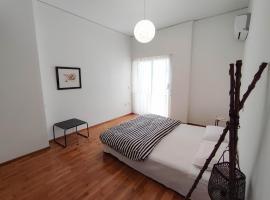 Central condo with homegym, next to the main beach, hótel í Ródos-bær