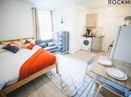 12C Alexandra Street - Charming Apartment in Southend by Rockman Stays close to Beach, Station and Shops