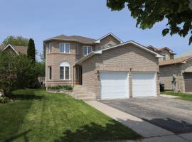 Lavish 4BR House Near Simcoe Lake & FH Resort, semesterhus i Innisfil