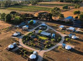 Bukirk Glamping & Luxury Cabins, hotel con alberca en Clare