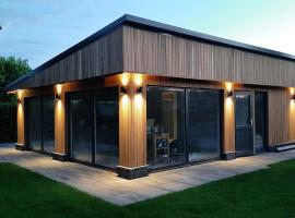 Luxe Recreatie Bungalow NO 10、Scherpenisseのバンガロー