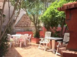 Spektar - Three-bedroom House with Grill in City Center