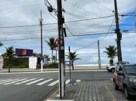 Kitnet 150m da praia c/ garagem e portaria 24h、プライア・グランデのビーチ周辺のバケーションレンタル