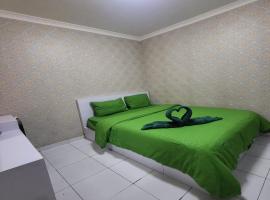 B Nature Aeropolis Inn, hotel with parking in Teko