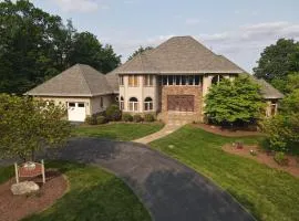 Redbud Keep - Unique Features, Movie Set Decor, Grill, Wifi, Family Friendly, Hiking, Billiard Table, Movie Theater Room, Fireplace, Golfing, View, 2 King Beds