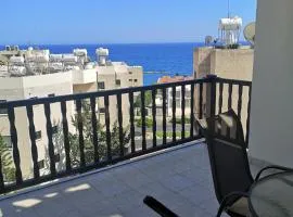 Lovely 2 bed, pool by the sea