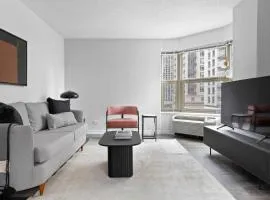 Gold Coast 1BR w Deck Gym Lounge 1 block to L CHI-650