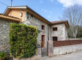 Santa Barbora, casa a 3 km de la playa, hotel a Llanes