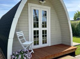 LODGE, een super knus tiny house, nabij vaarwater en haven!, маленький будиночок у місті Belt-Schutsloot