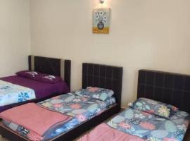 Comfy room in Gunung Ledang, feriebolig 
