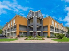 Clarion Pointe Indianapolis Northeast, hotel with parking in Castleton