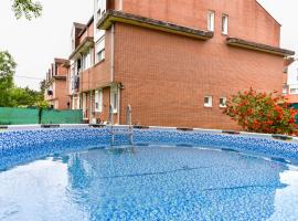 Coqueto apartamento con piscina y jardín, căn hộ ở Penagos