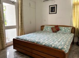 Cozy Nest - Garden Facing Apartment with Kitchen, hotel in Chandīgarh
