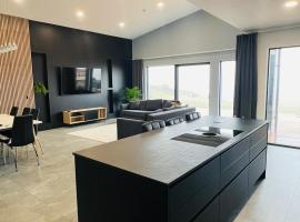 Luxury villa with hot tub & amazing view: Reykholt şehrinde bir kulübe