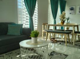D'Sara Homestay Fully Furnished 3 bedrooms All Aircond 2 miles centre, kotedžas mieste Kampong Kemamanas