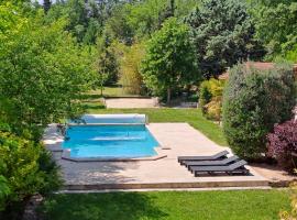 T2 au naturel Aix-en-Provence, hotell med pool i Aix-en-Provence