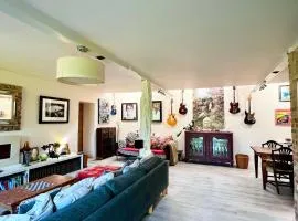 Quirky Luxury Barn Sleeps 8, Pet Friendly