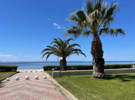 Cozy Beachfront Maisonette Offers Panoramic Views of Sea, hotel in Metókhion Konstamonítou